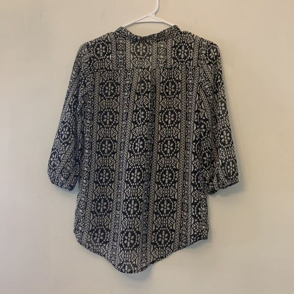 xhilaration black and white patterned sheer blouse Size S Length 24” Bust 19” - Picture 5 of 6